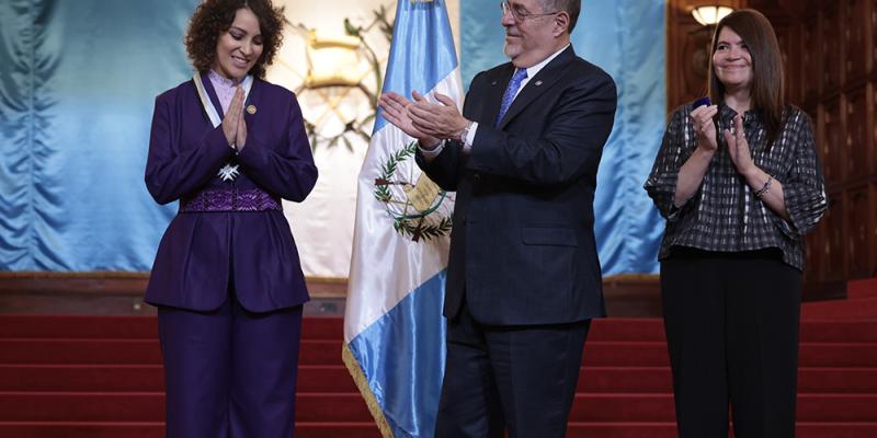 Gaby Moreno recibe la "Orden Presidencial" por su destacada trayectoria y aportes a la cultura guatemalteca