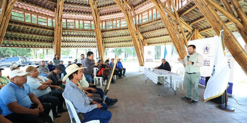 Entregan equipos para la conservación de suelos y agua en cuencas hidrográficas del país