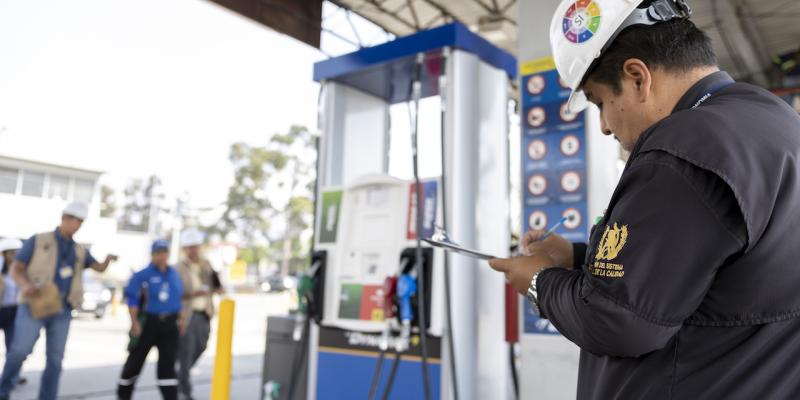 Técnico del CENAME realiza verificación de Combustibles 