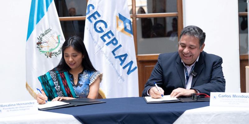 Carlos Mendoza, titular de SEGEPLAN) y Rosalina Hernández, representante del OPI, firmaron el convenio. 