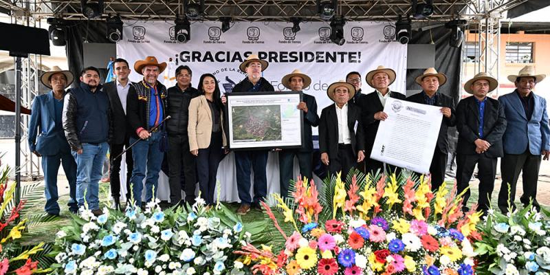 Habitantes de Asunción Chivoc, San Juan Sacatepéquez, reciben títulos de propiedad comunal en un acto histórico