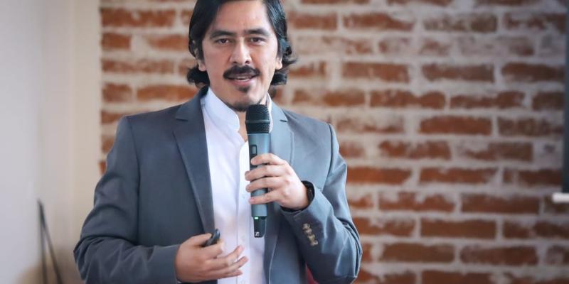 Rodrigo Sacahui, astrofísico, recibe el Premio Héroes de la Investigación 