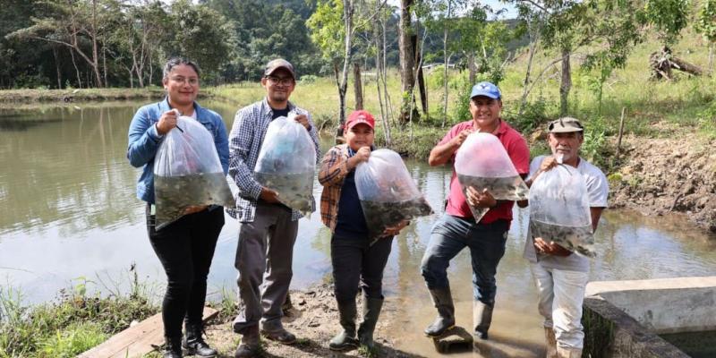 Entregan cuatro mil alevines a productores del caserío El Pañuelo, Poptún