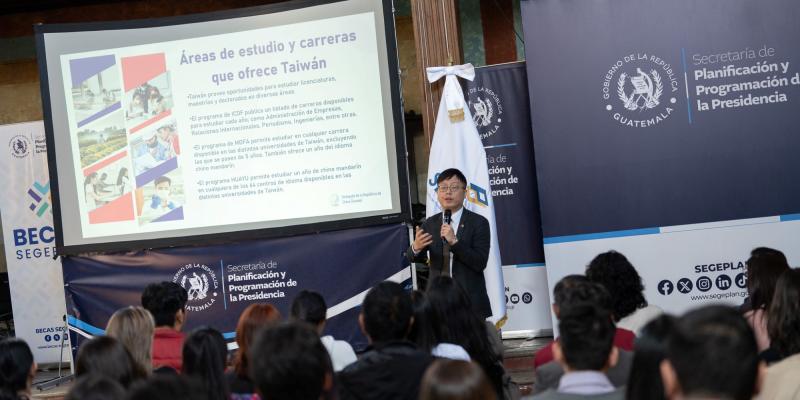 Martin Weng, de la Embajada de la República de China (Taiwán), brinda detalles sobre los programas de becas.