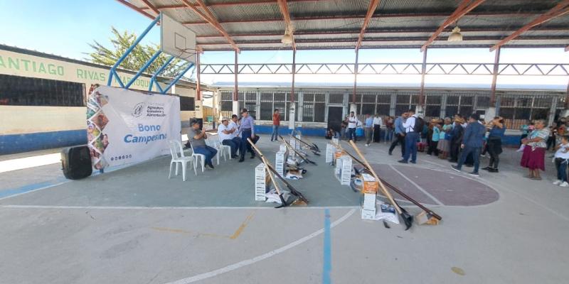 Agricultores de Sansare reciben Bono Campesino