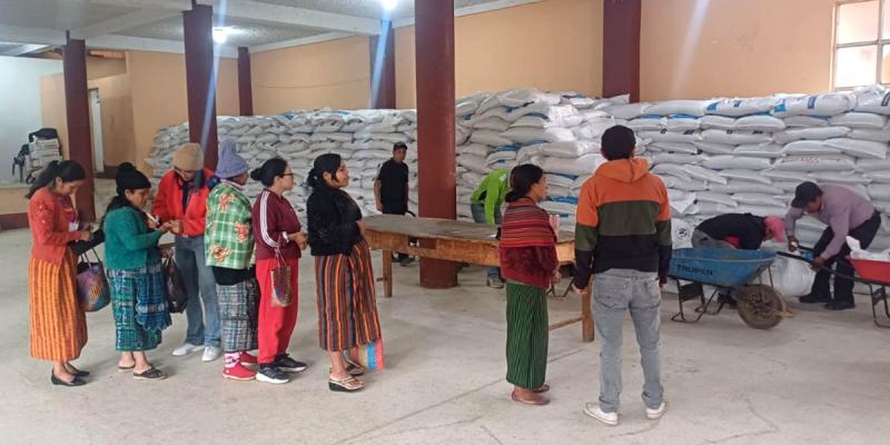 En Totonicapán reciben el Bono Campesino
