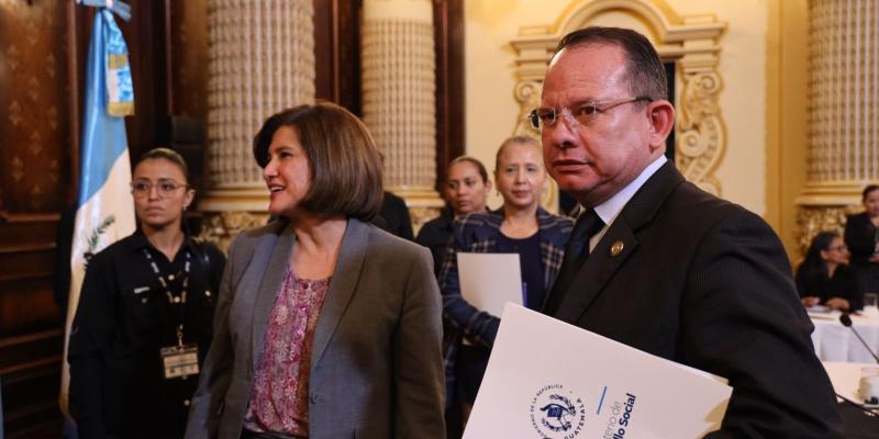 Foto Vicepresidenta Karin Herrera y  Ministro Abelardo Pinto