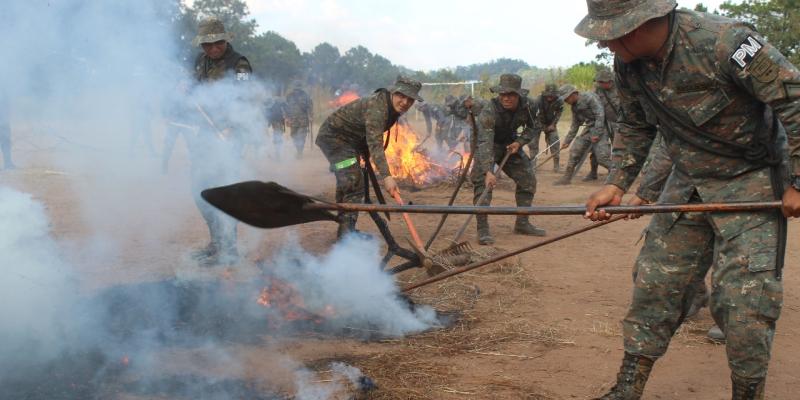 Ejército de Guatemala entrena a sus soldados en “Técnicas Básicas de Control de Incendios Forestales”.