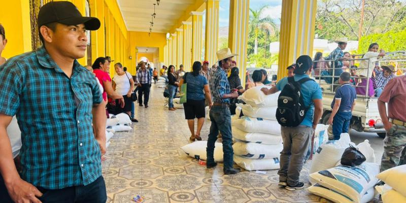 Productores de El Progreso reciben Bono Campesino