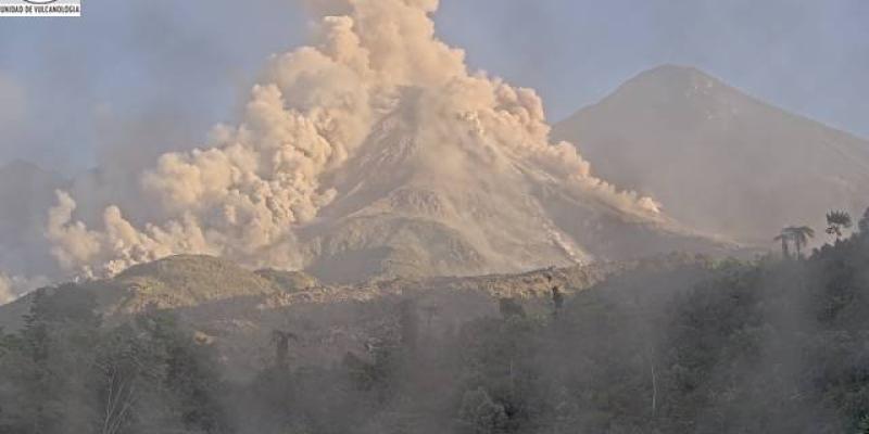 Volcán Santiaguito mantiene alta actividad: INSIVUMEH advierte sobre riesgos y medidas preventivas