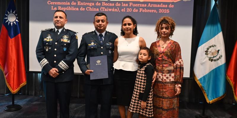 Entrega de becas de las Fuerzas Armadas de la República de China (Taiwán) 2025.