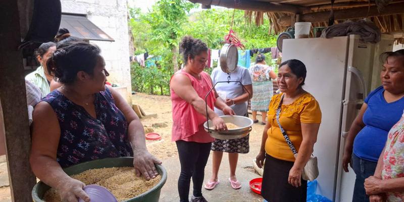 Aprenden a elaborar concentrado artesanal para aves en Poptún