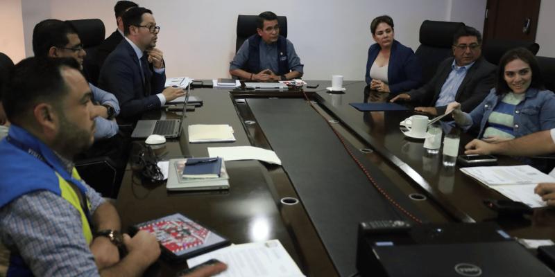 Ministro de Comunicaciones, Miguel Ángel Díaz, junto a viceministros y diputados de Izabal