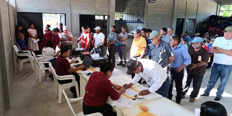 Continúa la entrega del Bono Campesino en Petén