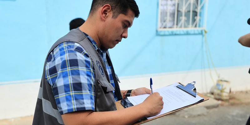 En Mixco entregan notificación por caso de Maltrato Animal