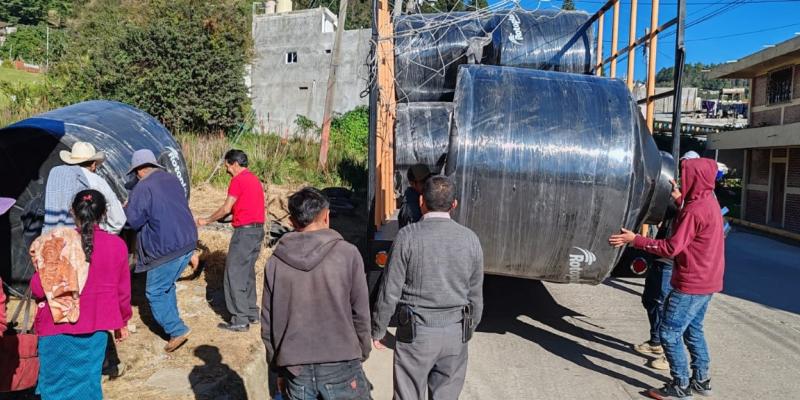 Entregan depósitos para cosecha de agua de lluvia