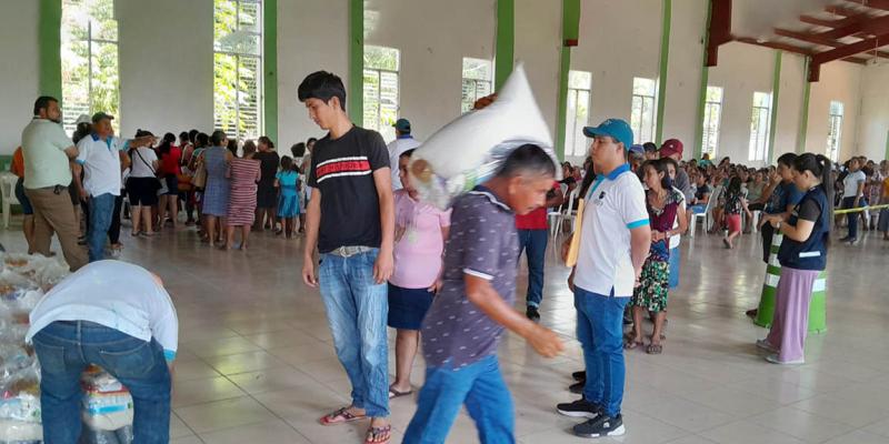 Familias en situación de inseguridad alimentaria reciben alimentos