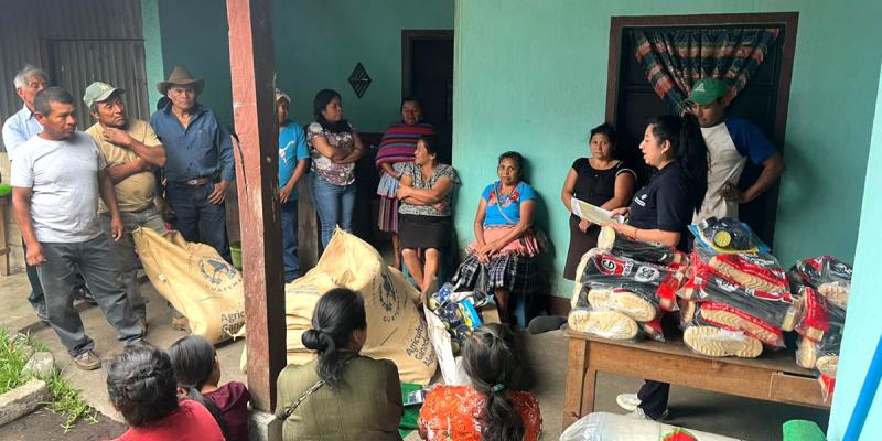 Pequeños caficultores reciben capacitación e insumos para mejorar producción