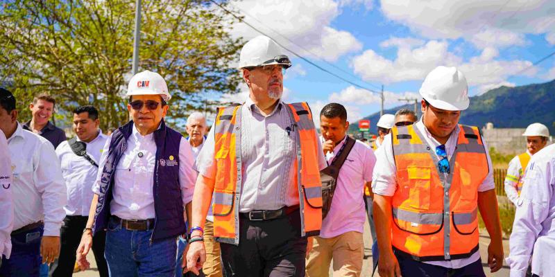 Presidente Bernardo Árevalo junto al Ministro de Comunicaciones Miguel Angel Bobadilla