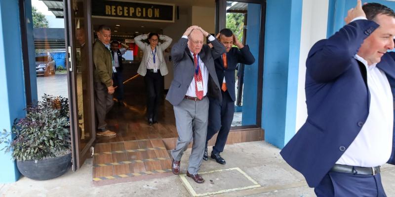 Personal del Ministerio realizando simulacro