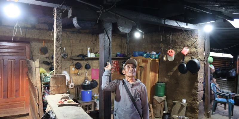 El INDE lleva luz y desarrollo a 397 familias del municipio de San Bartolomé Jocotenango, Quiché.