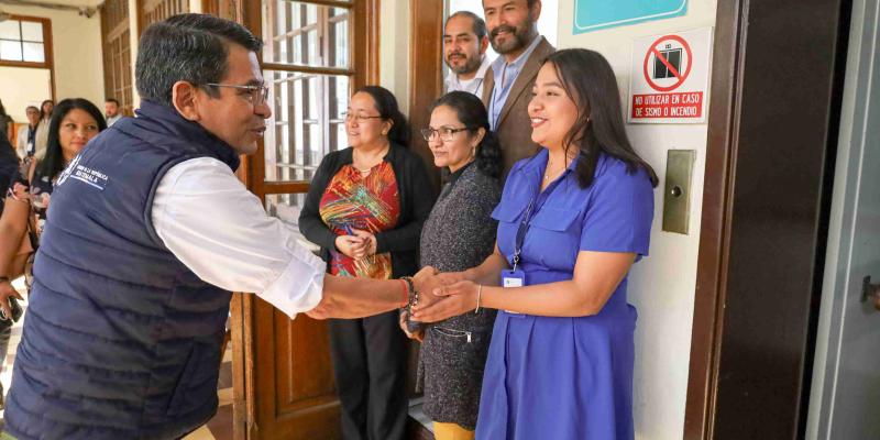 Ministro de Comunicaciones saludando