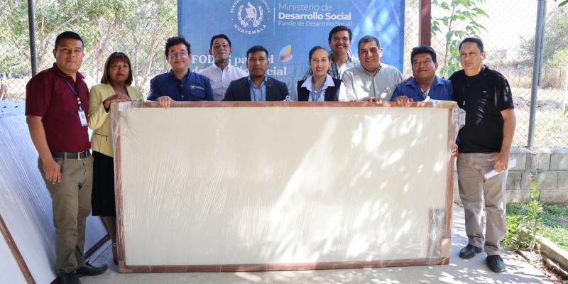 DIRECTOR DEL FODES, CARLOS ORANTES, ENTREGA DE DOTACIONES DE MOBILIARIO ESCOLAR