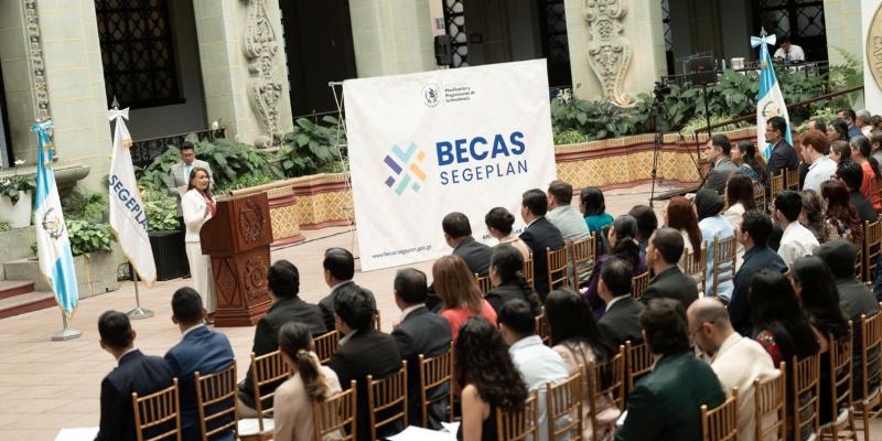 Entrega de becas se efectuó en el Palacio Nacional de la Cultura.