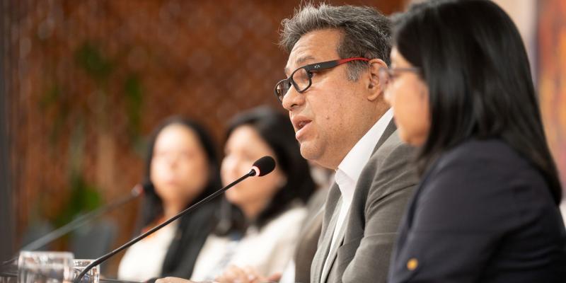 Secretario Carlos Mendoza participó en conferencia de prensa junto a ministro de Finanzas, Jonathan Menkos.