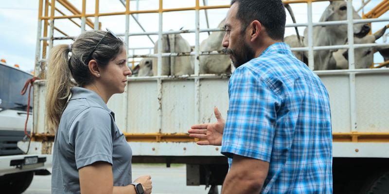 Experta de USDA conoce puestos de control y corrales para el combate del Gusano Barrenador del Ganado 