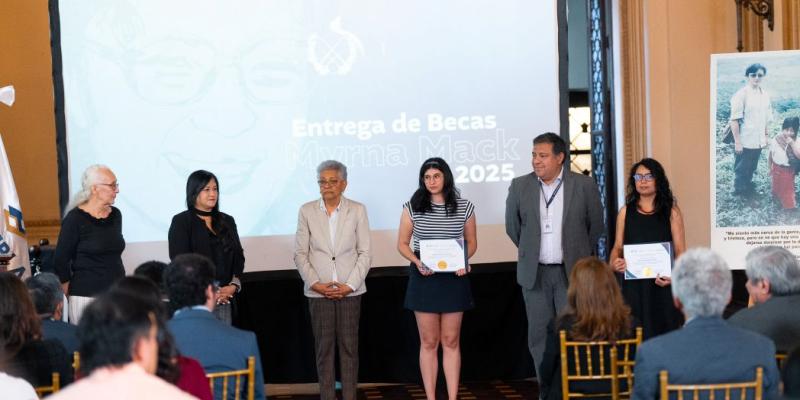 Autoridades y las dos estudiantes que obtuvieron la Beca Myrna Mack.