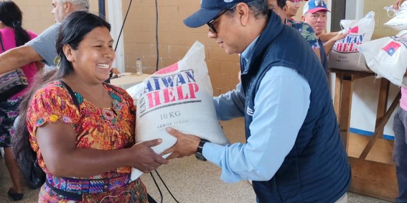 ENTREGA DE ARROZ POR SUBDIRECTOR FILOGONIO GOMEZ