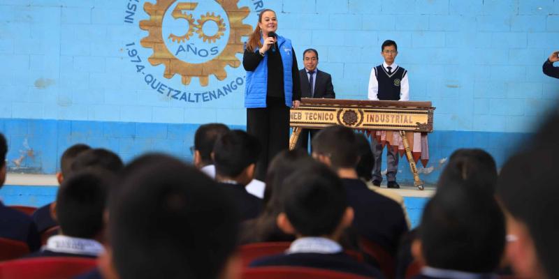 Ministra Anabella Giracca visita el Instituto de Educación Básica con Orientación Industrial en Quetzaltenango