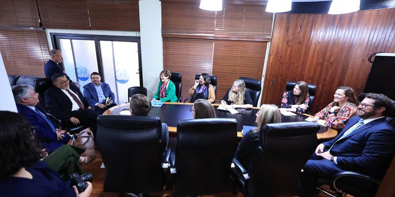 Intercambian experiencias en el campo de la industria lechera