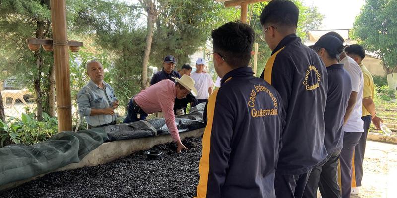 Jóvenes aprenden sobre la importancia de la agricultura y su impacto en el desarrollo