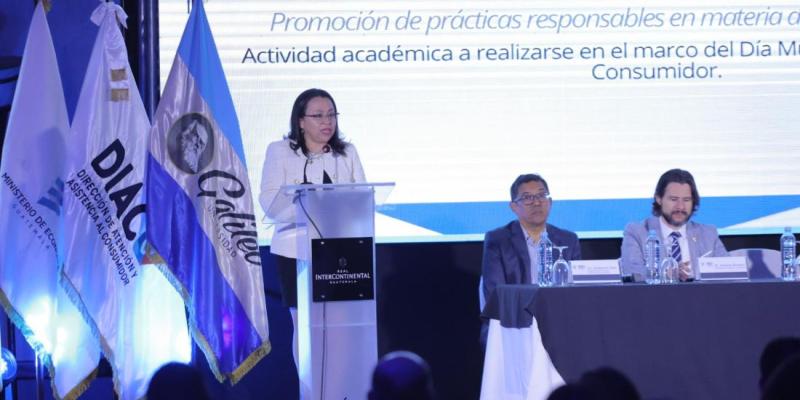 Se buscan garantizar que los consumidores comprendan plenamente los términos y condiciones de los préstamos que adquieren, evitando así el sobreendeudamiento.