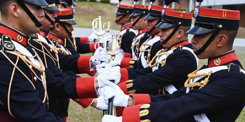 Promoción 167 de la Escuela Politécnica recibió el Espadín, símbolo de honor.
