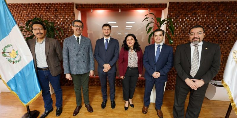 Exponen expectativas económicas de Guatemala a calificadora Standard & Poor’s