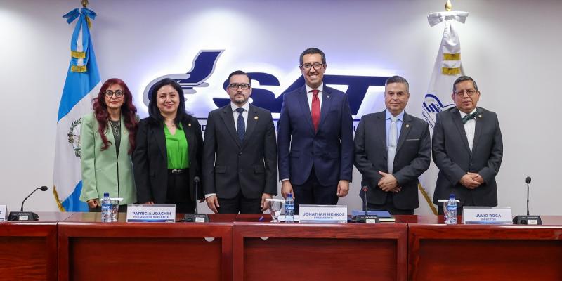 Juramentación nuevo titular de la SAT