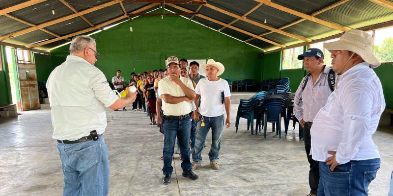Capacitan y entregan insumos para combatir el Gusano Barrenador del Ganado en Ixcán