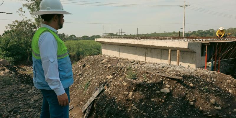 Ministerio de Comunicaciones supervisa construcción de puentes en Guanagazapa, Escuintla