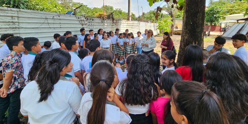 Estudiantes aprenden a elaborar abono bocashi 