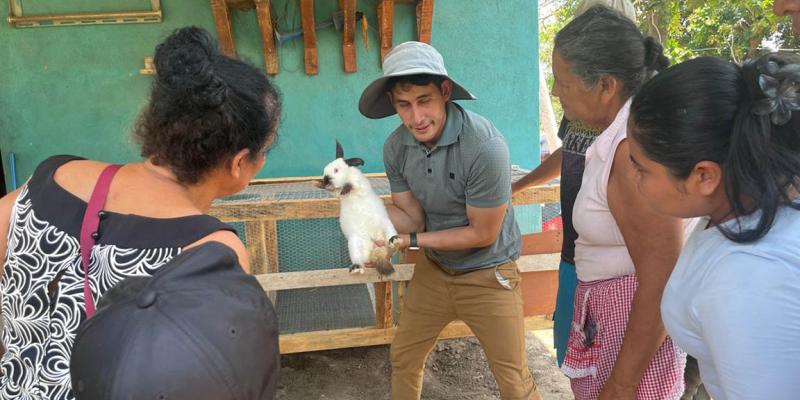 Familias de Santa Rosa reciben conejos y capacitación en cunicultura
