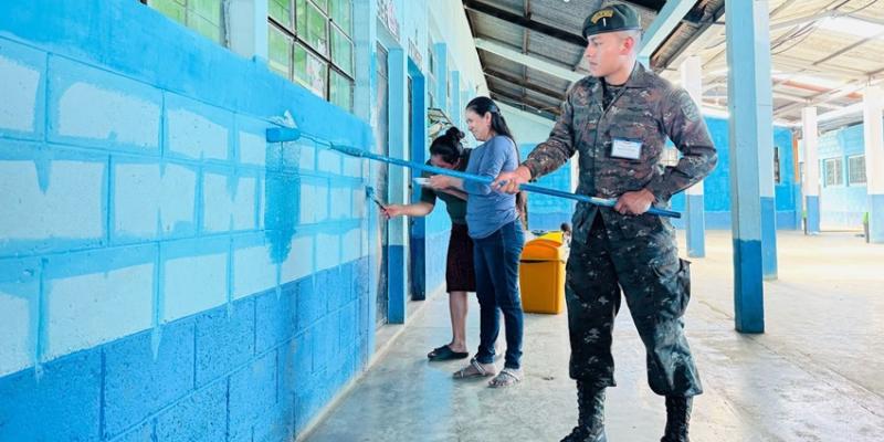 Ejército de Guatemala contribuye en limpieza y ornato de Escuela en Cobán.