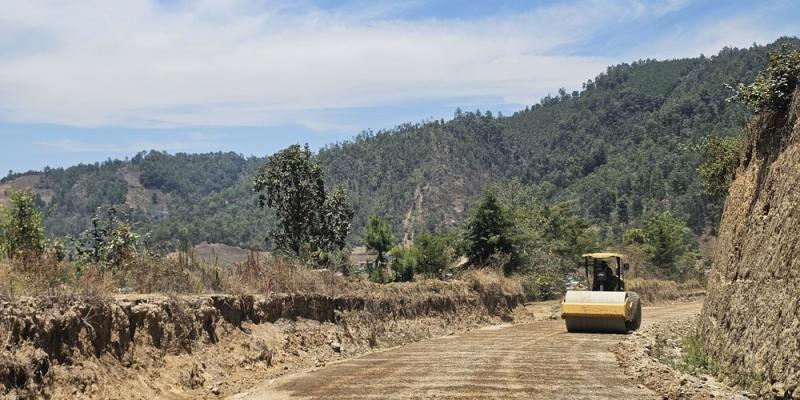 Se limpia la vía, crean canales de desagüe y construir cunetas a los lados de la carretera para que el agua de lluvia no dañe el pavimento.