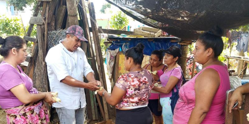 Jornada de vacunación de pollos de engorde en Melchor de Mencos