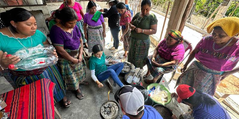 Mujeres agricultoras de Rabinal mejoran su nutrición gracias a la agricultura familiar 