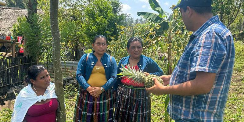Mujeres de Poptún capacitadas en cultivos frutales 