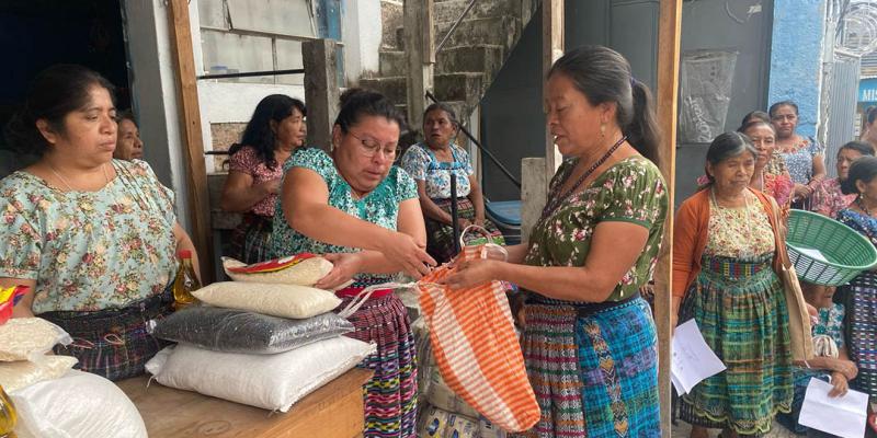Mujeres reciben alimentos al participar en proyecto de limpieza del Lago de Atitlán