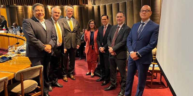 Carlos Mendoza, secretario general de Planificación, junto a otros asistentes del Foro de Desarrollo Sostenible 2025.